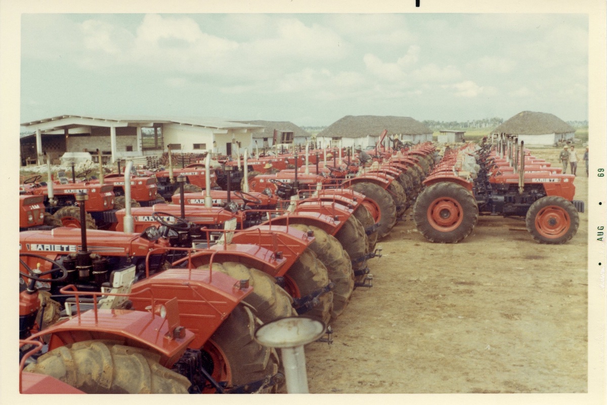 Foto storica di alcuni degli oltre 2500 trattori Same Ariete consegnati a Cuba all'inizio degli anni '60